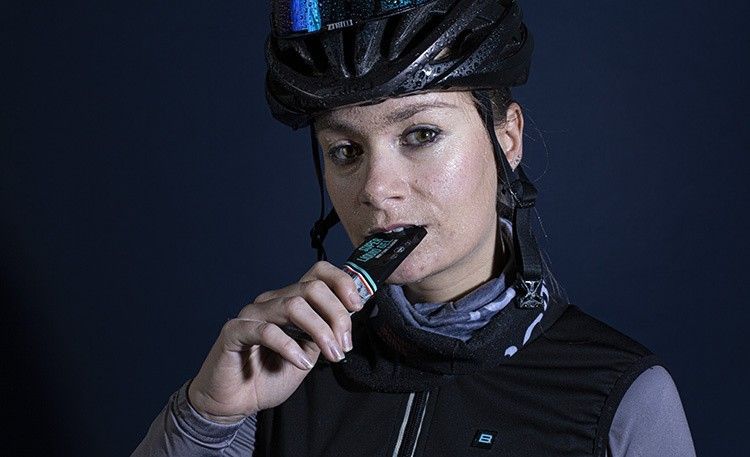 Wielrenner Dame Eet Born Bar