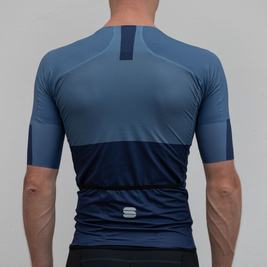 Impressie afbeelding 3 van BODYFIT PRO LIGHT JERSEY Impressie afbeelding 3 van BODYFIT PRO LIGHT JERSEY