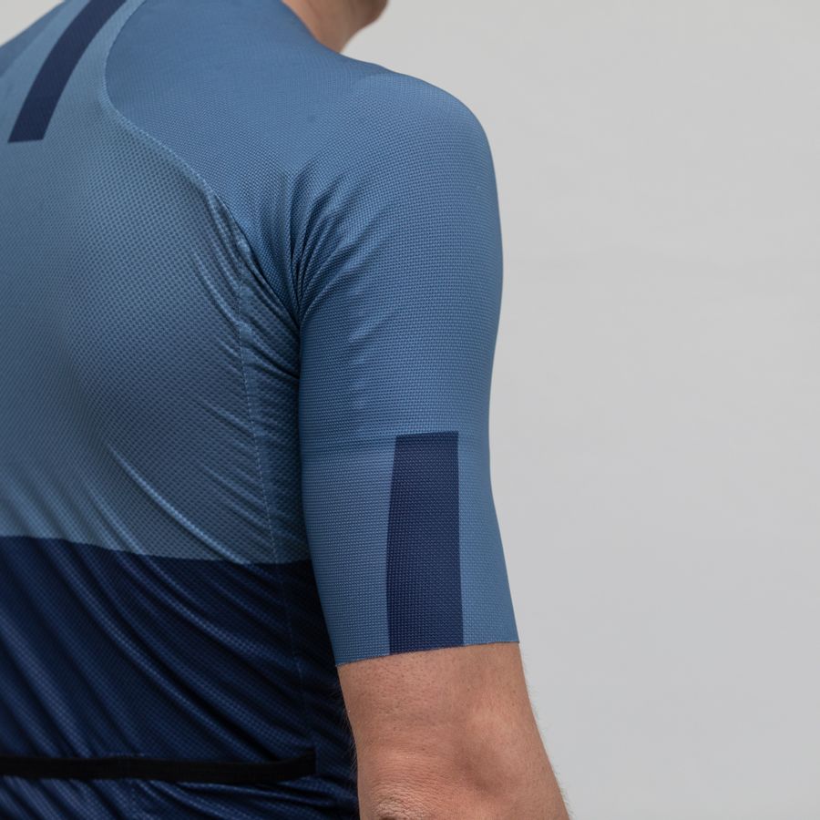 Impressie afbeelding 4 van BODYFIT PRO LIGHT JERSEY Impressie afbeelding 4 van BODYFIT PRO LIGHT JERSEY