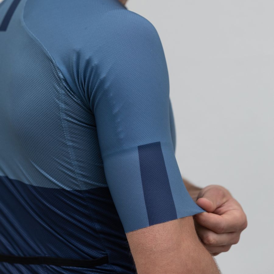 Impressie afbeelding 5 van BODYFIT PRO LIGHT JERSEY Impressie afbeelding 5 van BODYFIT PRO LIGHT JERSEY