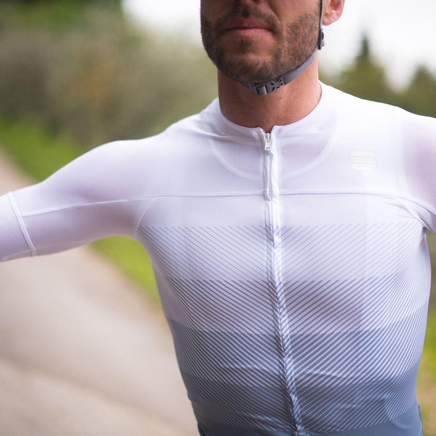 Impressie afbeelding 2 van BODYFIT PRO EVO JERSEY Impressie afbeelding 2 van BODYFIT PRO EVO JERSEY