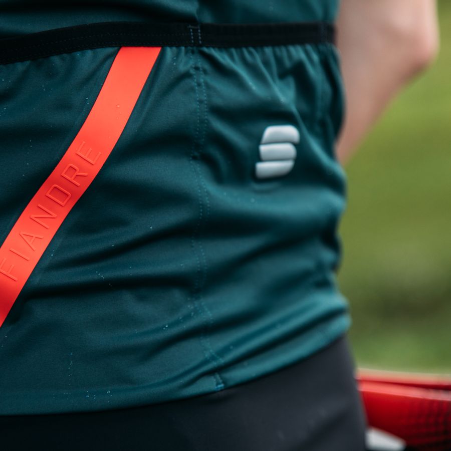 Impressie afbeelding 2 van FIANDRE LIGHT NO RAIN JACKET SS Impressie afbeelding 2 van FIANDRE LIGHT NO RAIN JACKET SS
