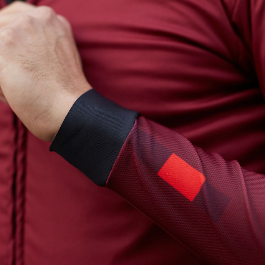 Impressie afbeelding 5 van BODYFIT PRO JACKET Impressie afbeelding 5 van BODYFIT PRO JACKET