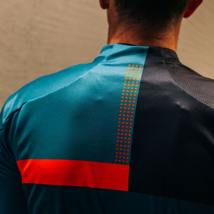 Impressie afbeelding 2 van BOLD THERMAL JERSEY Impressie afbeelding 2 van BOLD THERMAL JERSEY