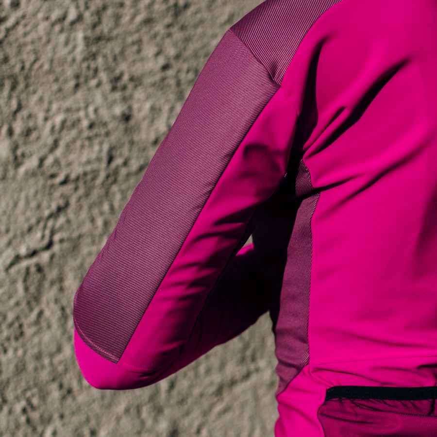 Impressie afbeelding 2 van BODYFIT PRO W JACKET Impressie afbeelding 2 van BODYFIT PRO W JACKET