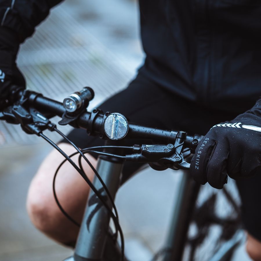 Impressie afbeelding 1 van Waterproof All Weather LED Cycle Glove Impressie afbeelding 1 van Waterproof All Weather LED Cycle Glove