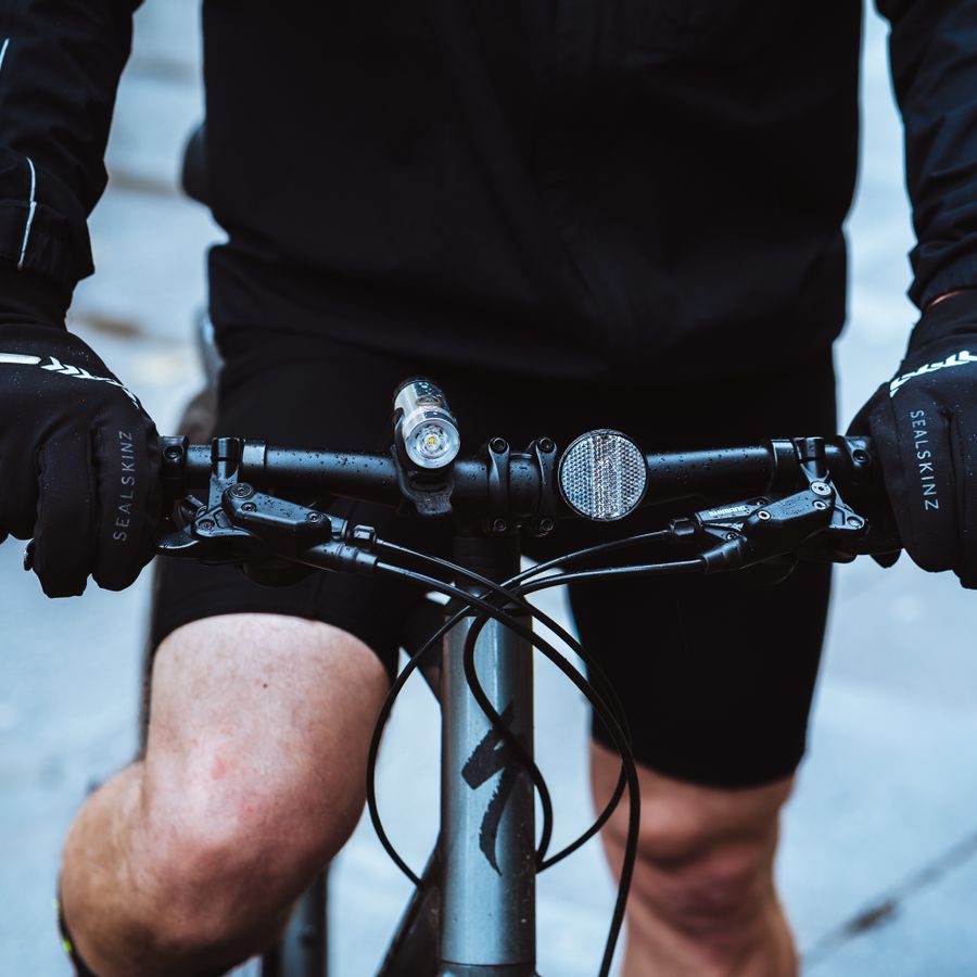 Impressie afbeelding 4 van Waterproof All Weather LED Cycle Glove Impressie afbeelding 4 van Waterproof All Weather LED Cycle Glove